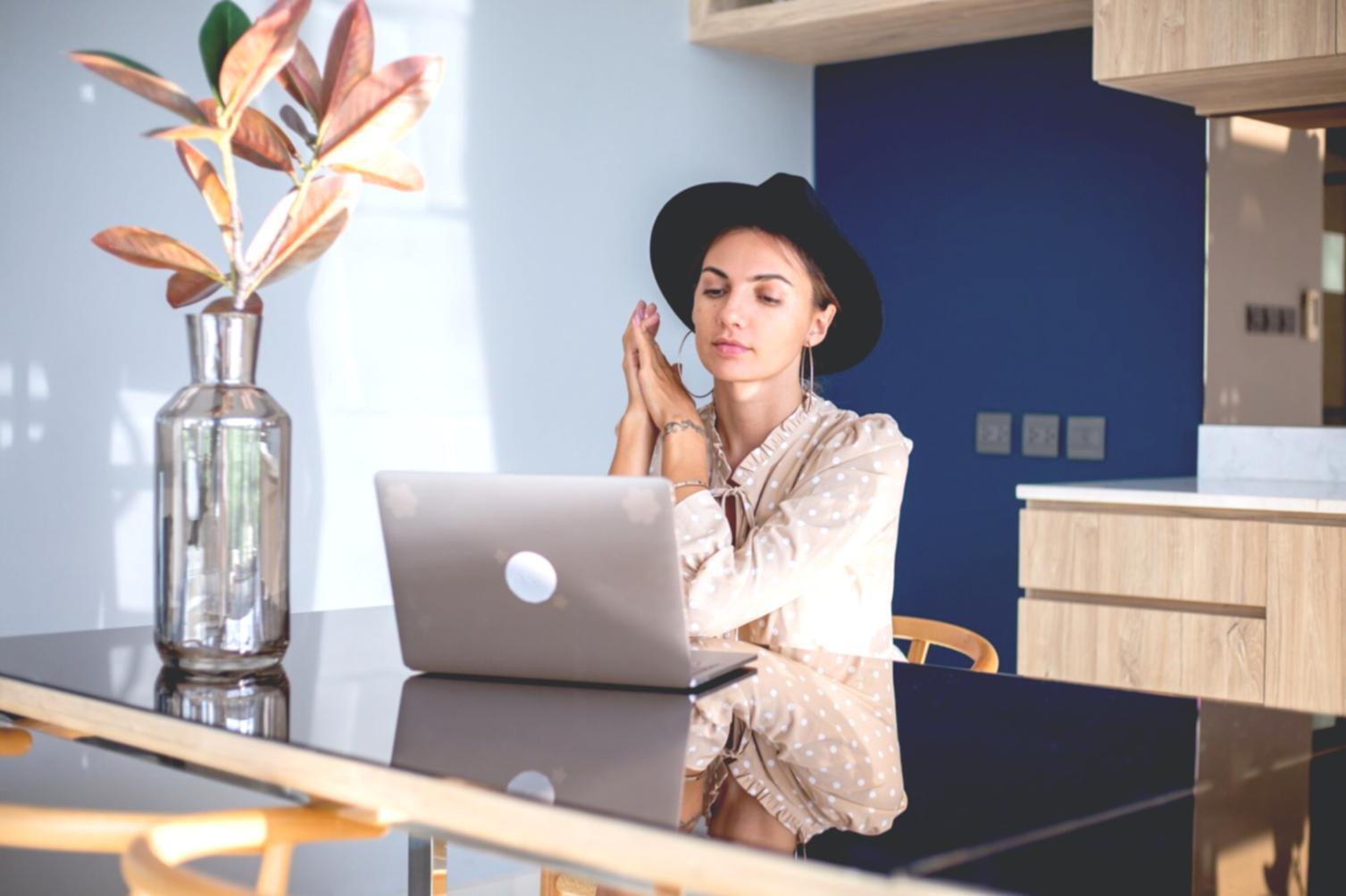 Profesionales trabajando colaborativamente en análisis financiero con documentos y laptop